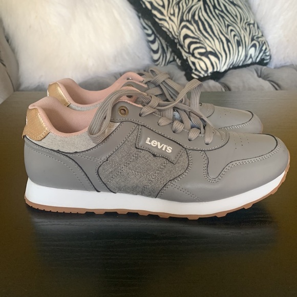 Women Levi’s tennis shoe size 8.5 fits like a 8 - Picture 5 of 10